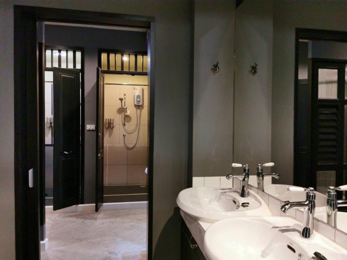 Chomm House Bed & Breakfast Банкок Стая снимка