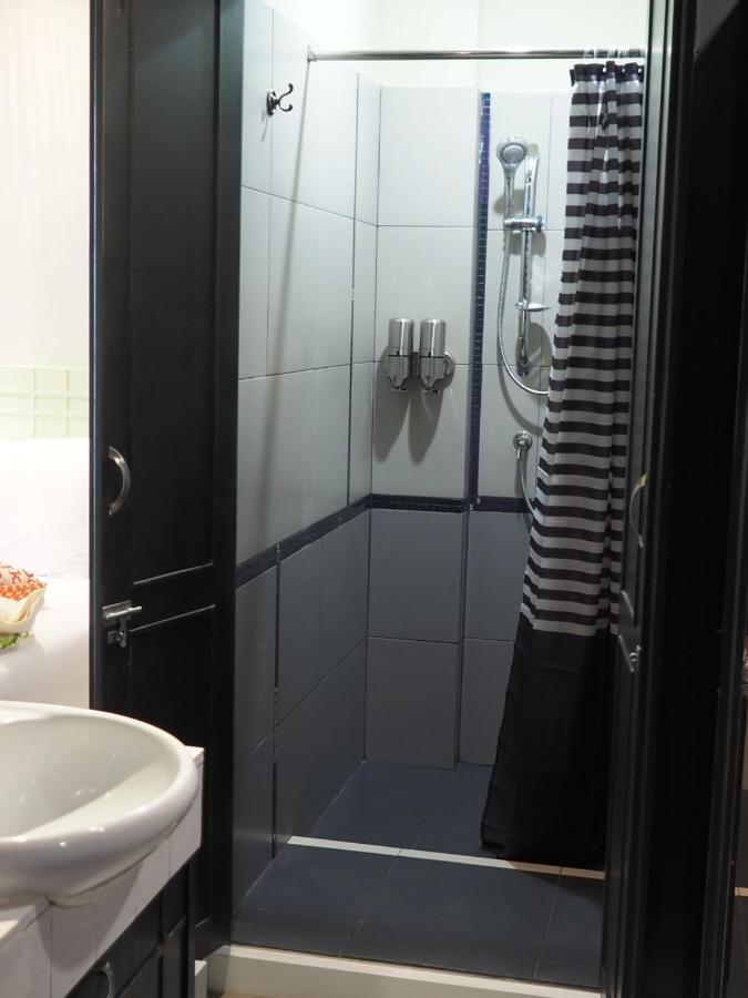 Chomm House Bed & Breakfast Банкок Стая снимка