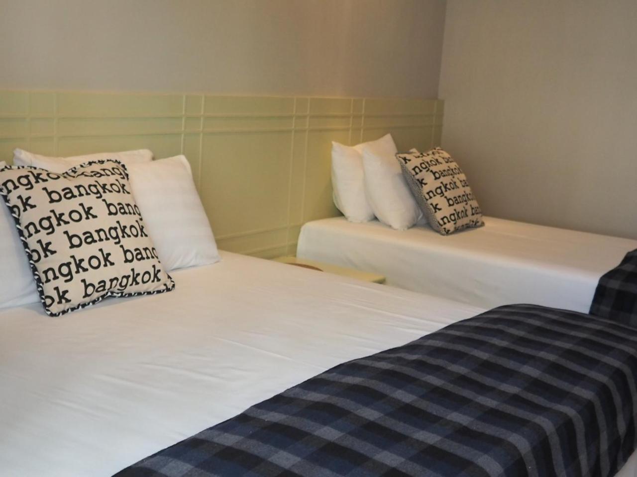 Chomm House Bed & Breakfast Банкок Стая снимка